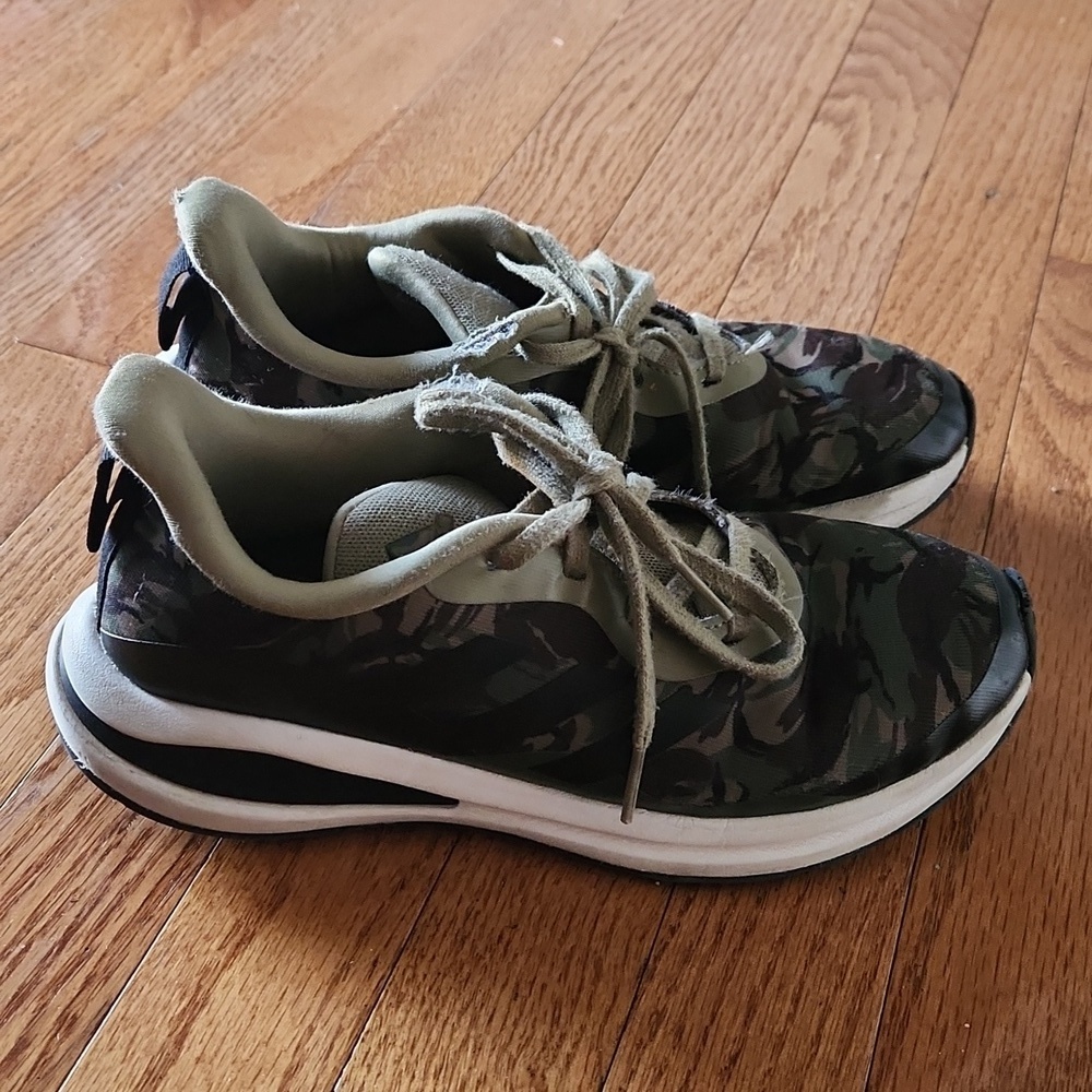 Adidas Youth boy camo sneakers - Picture 2 of 5